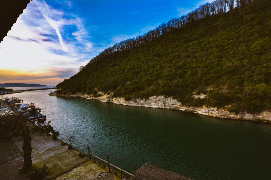 Jakuzili Şömineli ve Nehir Manzaralı Oda