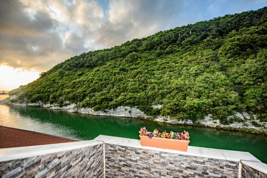 Nehir Manzaralı Şömineli Çatı Katı Oda