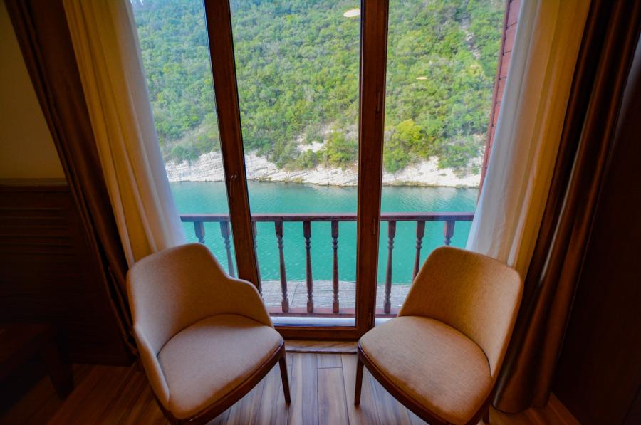 Nehir Manzaralı Şömineli Oda